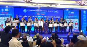 Lễ tôn vinh 100 Sản phẩm Dịch vụ tiêu biểu năm 2023. Ảnh: HUBA